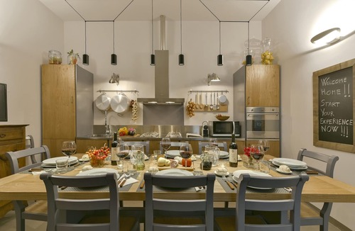Oltrarno Apartment | 4BR Deluxe Palazzo Iconic Views Pitti Palace Infra-red Sauna Wine