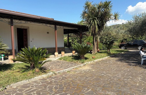 Montoro House | A charming villa surrounded by greenery, just a stone's throw from Salerno and the coast