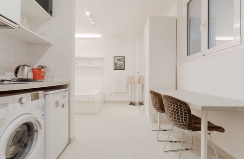 Chinatown Apartment | A cozy 35 sqm studio apartment, ideal for two people, located on the second floor of a building without an elevator (access via stairs).The apartment enjoys a strategic location, just steps away from Milan's Chinatown and the impressive Monumental Cemete