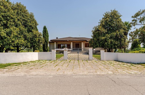 Rivarotta di Pasiano House | A cozy luxury villa surrounded by greenery, featuring spacious, breathtaking terraces