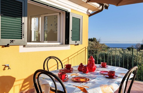 Ceriale Apartment | ‘Acacia’ Apartment with Sea View, Wi-Fi and Air Conditioning