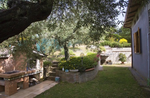 Montelaguardia House | Amid olive trees, BBQ, garden, parking, 10 min to centre & motorway