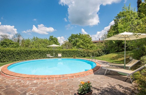 Radicondoli Apartment | Antique Barn Studio with Pool