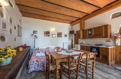Castiglion Fibocchi House | Apartment "Bilocale Vermiglio" with Shared Pool & Wi-Fi