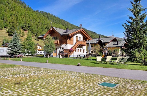 Valtellina Apartment | Apartment 'Botton D'oro Camping Stella Alpina' with Mountain View, Shared Garden and Wi-Fi
