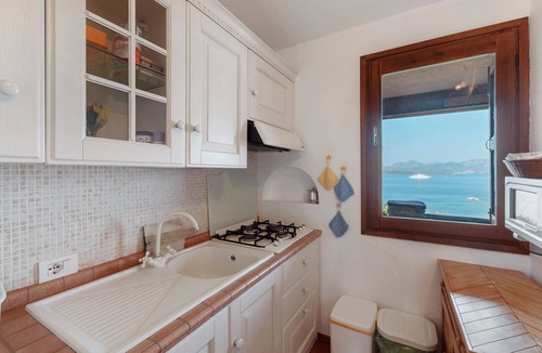 Li Cuncheddi Apartment | Apartment 'Casa Vacanze Eucalipto' with Sea View, Shared Pool and Private Garden