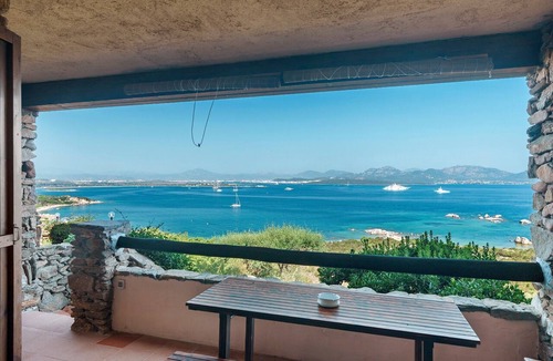 Li Cuncheddi Apartment | Apartment 'Casa Vacanze Eucalipto' with Sea View, Shared Pool and Private Garden
