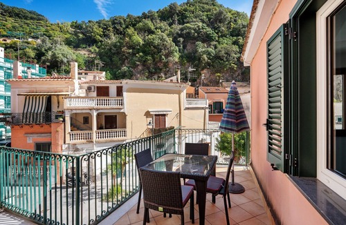 Cetara Apartment | Apartment 'Ce Tour - Casa Cetara Centro' with Balcony, Wi-Fi and Air Conditioning