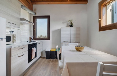 Ca' Pirami Apartment | Apartment 'Denisa' with Shared Pool, Garden, and Wi-Fi