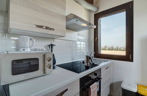 Ca' Pirami Apartment | Apartment 'Denisa' with Shared Pool, Garden, and Wi-Fi