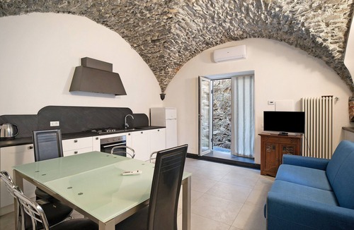 Cervo Apartment | Apartment 'Dipinti, Borgo Dei Pescatori' with Wi-Fi and Air Conditioning