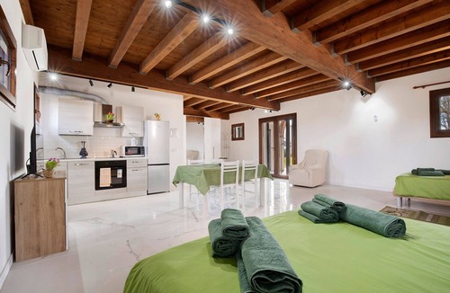 Ca' Pirami Apartment | Apartment 'Elena' with Shared Pool, Garden, and Wi-Fi
