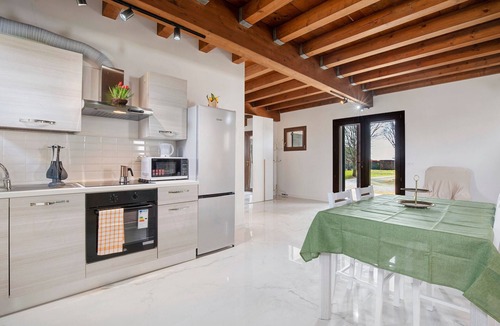 Ca' Pirami Apartment | Apartment 'Elena' with Shared Pool, Garden, and Wi-Fi