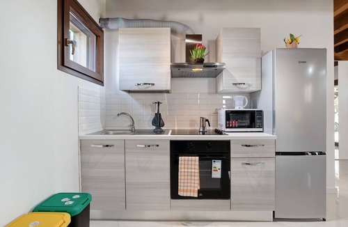 Ca' Pirami Apartment | Apartment 'Elena' with Shared Pool, Garden, and Wi-Fi
