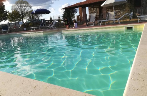 Castiglione d'Orcia Apartment | Apartment 'Giallo - La Valle Del Sole' with Mountain View and Wi-Fi