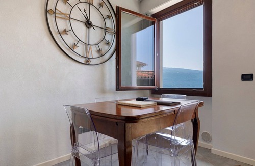 Gardola Apartment | Apartment 'Il Campanile' with Lake View, Wi-Fi and Air Conditioning