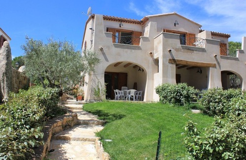 Cala Liberotto Apartment | Apartment 'La Corte Degli Ulivi A' with Sea View, Wi-Fi and Air Conditioning