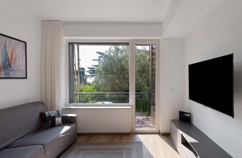 Alassio Apartment | Apartment 'La Pergola Blu' with Sea View, Wi-Fi and Air Conditioning