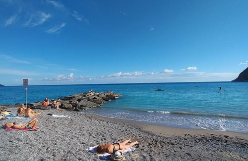 Moneglia Apartment | Apartment 'Mansarda A Moneglia' with Balcony, Wi-Fi and Air Conditioning