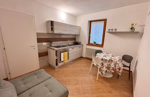 Roncone Apartment | Apartment 'Meridiana' with Mountain View and Wi-Fi