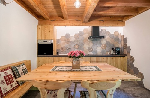 Rabbi Apartment | Apartment 'Whisper of the Stream' with Mountain View, Shared Garden and Wi-Fi