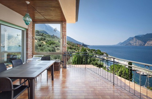 Campagnola Apartment | Apartment Windows On The Lake
