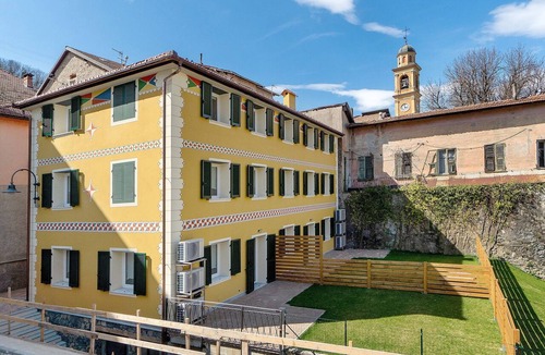Rossiglione Apartment | Apartment with River View Bedroom
