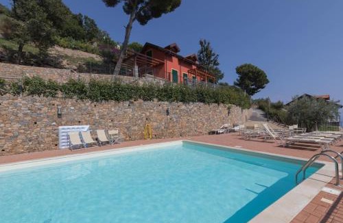 Vegliasco Apartment | Appartamento in Villa con Piscina ad Alassio