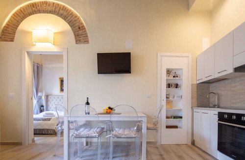 Duomo Apartment | Arnolfo Elegant Apartment in via dei Calzaiuoli in Florence by Mmega