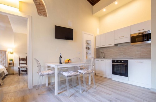 Duomo Apartment | Arnolfo Elegant Apartment in via dei Calzaiuoli in Florence by Mmega
