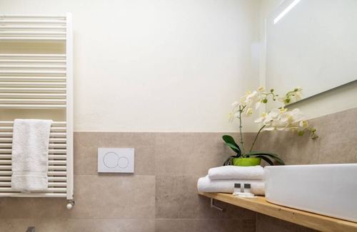 Duomo Apartment | Arnolfo Elegant Apartment in via dei Calzaiuoli in Florence by Mmega