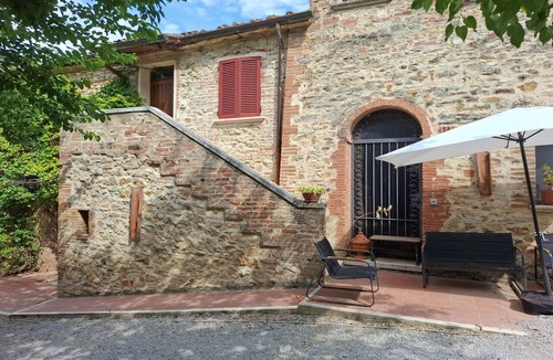 Serre di Rapolano Apartment | Authentic Tuscany Escape with Garden, Near Siena & Chianti