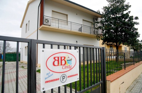 Cascina Apartment | 'Bandb Cindy - Yellow Room' with Shared Garden, Wi-Fi and Air Conditioning