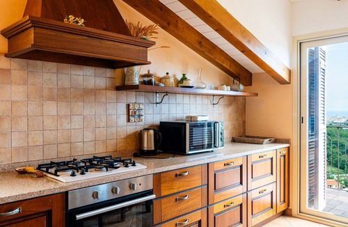 Borghetto Santo Spirito Villa | Beautiful apartment in villa for 5 guests with pool, WIFI, A/C, balcony and pets allowed