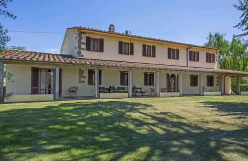 Lamporecchio Villa | Beautiful apartment in villa for 18 people with WIFI, private pool, TV, balcony and pets allowed