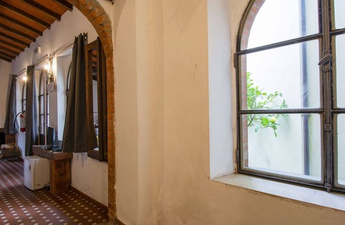 Barga Apartment | Beautiful apartment for 2 people with private pool, TV, patio and pets allowed