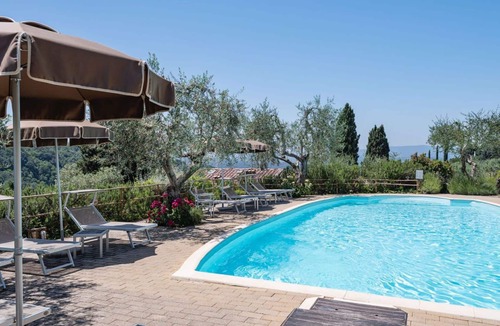 Gavignano Villa | Beautiful apartment in villa for 2 people with WIFI, pool and TV, close to San Gimignano