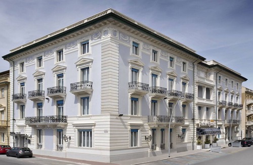 Viareggio Apartment | Beautiful apartment for 4 guests with WIFI, A/C, pool, TV, balcony and pets allowed