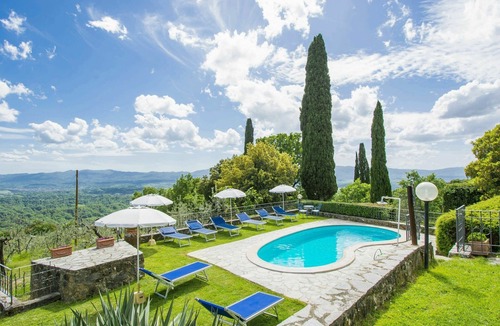 Loro Ciuffenna Villa | Beautiful apartment in villa for 6 guests with WIFI, pool and terrace