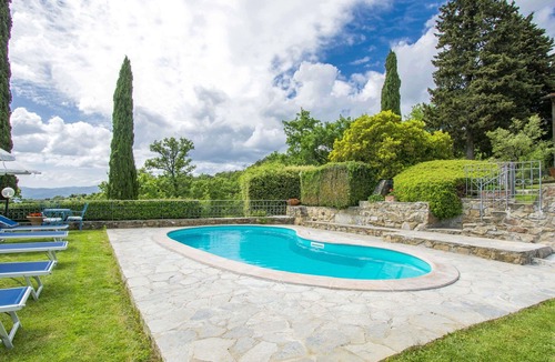 Loro Ciuffenna Villa | Beautiful apartment in villa for 6 guests with WIFI, pool and terrace