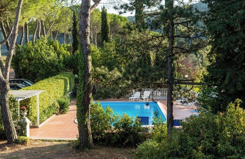 Carmignano Villa | Beautiful private villa for 10 people with WIFI, private pool, TV, patio and pets allowed