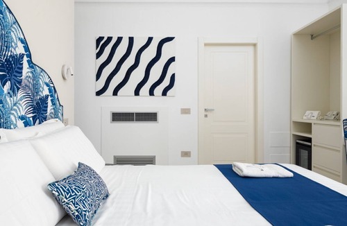 Meta Hotel | 💎 Blu Sky Luxury Place – Deluxe Blue Room: Elegance, Comfort & Perfect Location between Beach and Train Station 🚉🌊
