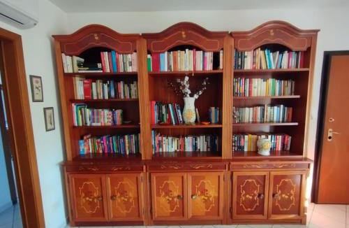 Cascina Apartment | Book Nook Pisa, circa 10 minuti da Pisa, vicino all'Ospedale di Cisanello e all'Aeroporto, parcheggio privato a disposizione