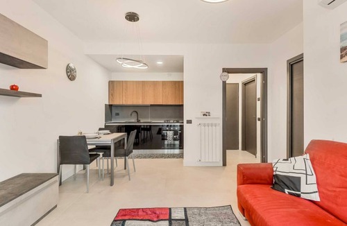 Santo Stefano di Magra Apartment | Cà del Magra is a newly built one-bedroom apartment designed to welcome you into an atmosphere of peace and comfort in the heart of Santo Stefano di Magra. Set within a quiet and private courtyard, it is the perfect choice for those looking to unwind wh