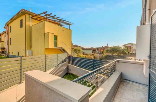 Santo Stefano di Magra Apartment | Cà del Magra is a newly built one-bedroom apartment designed to welcome you into an atmosphere of peace and comfort in the heart of Santo Stefano di Magra. Set within a quiet and private courtyard, it is the perfect choice for those looking to unwind wh