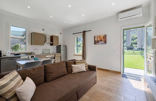 Finale Ligure Apartment | Ca di perti Apartment 1 with Wi-Fi, A/C & Garden