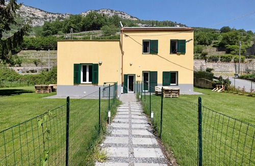 Finale Ligure Apartment | Ca di perti Apartment 1 with Wi-Fi, A/C & Garden