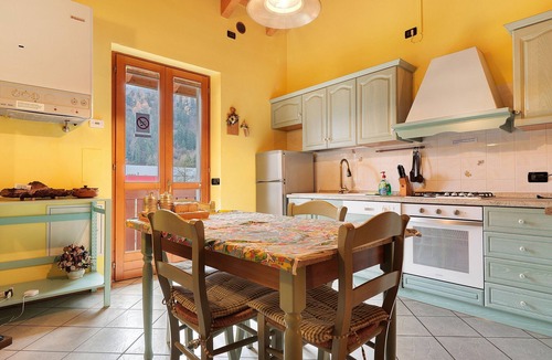 Pieve di Bono-Prezzo House | Casa Aliza – Alpine Duplex with Mountain View, Balcony and Wi-Fi