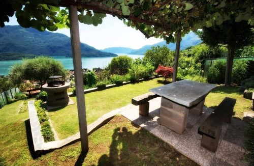 Vercana House | Casa Luna' flat with water view