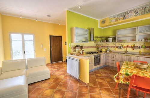 Agropoli House | Casa Nilla: A cheerful two-story townhouse situated in a quiet location, a few minutes from the town center, with Free WI-FI.